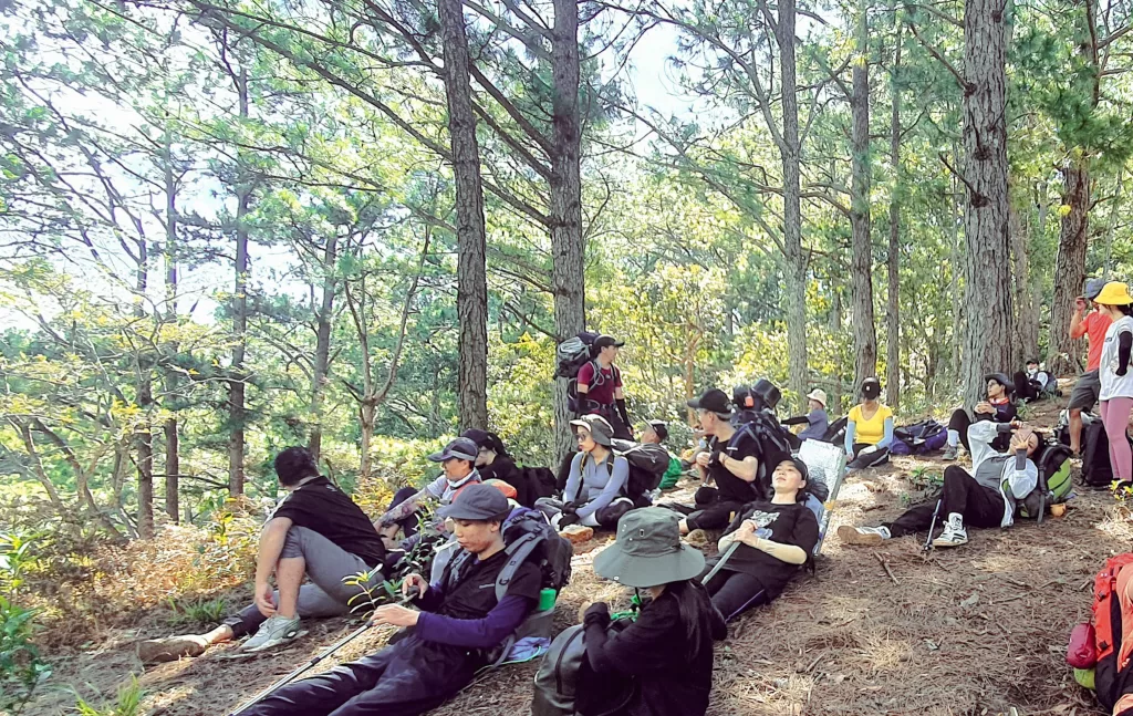 Take a rest during the trekking road to the camping point